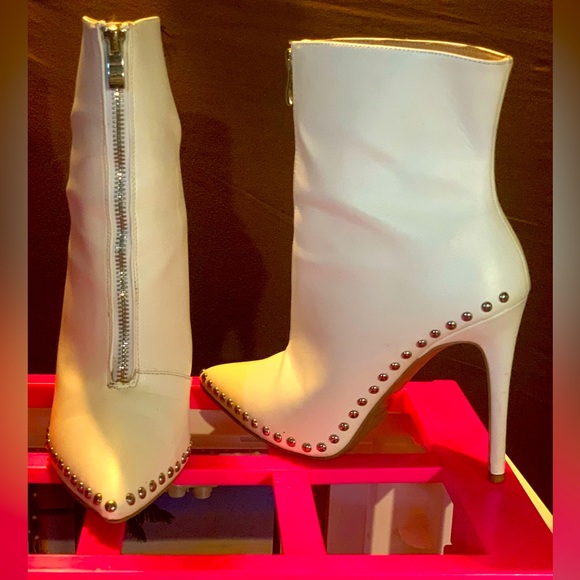 $80 boots /$50 Sandals /$100 LV Hat/$150 Tan Jacket/$125 Blk Jacket/$70 Blk Shaw - Picture 6 of 15